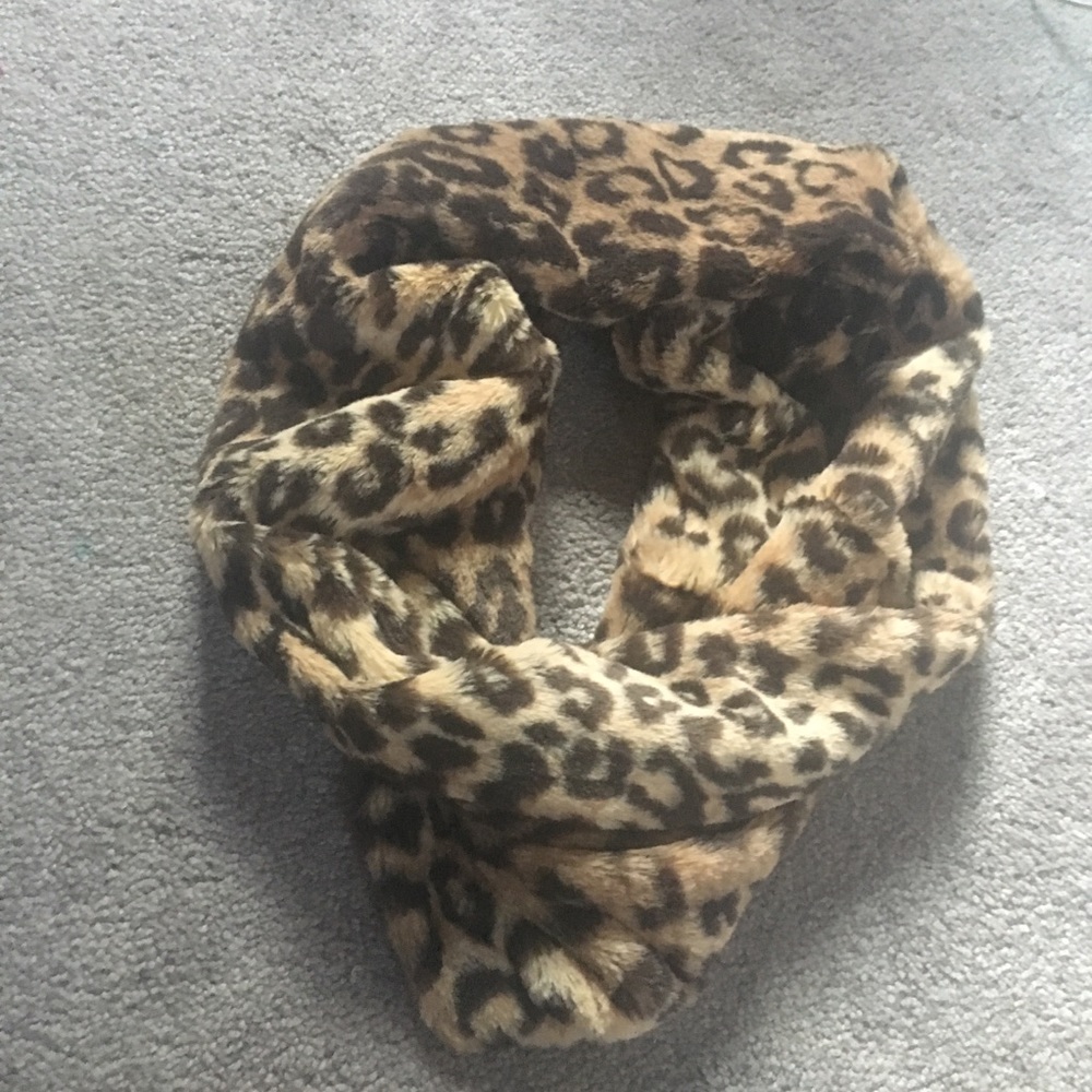 Ruby & Jenna infinity scarf- Leopard print